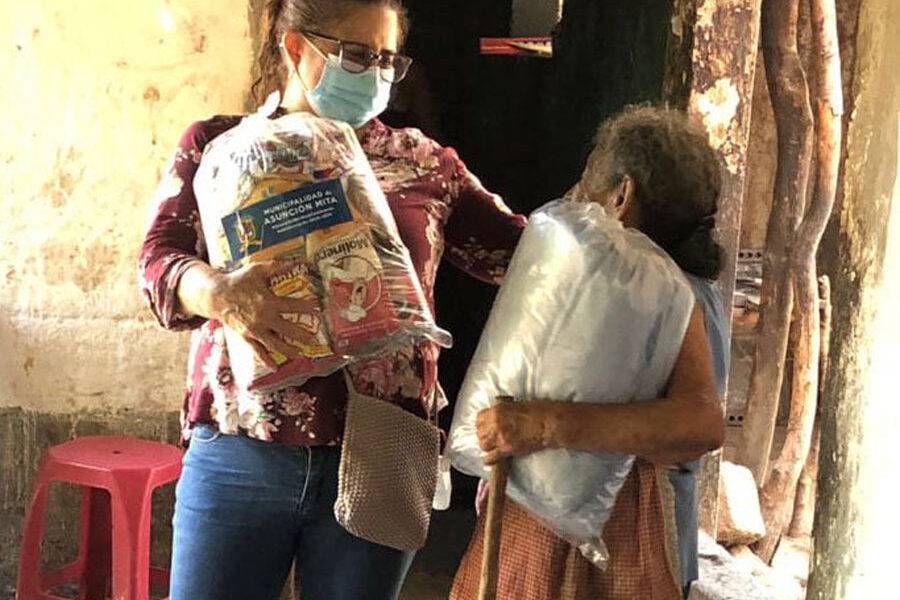 Entrega de bolsas de alimentos a adultos mayores de escasos recursos ...