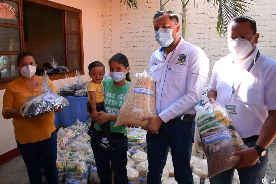 Entrega de bolsas de alimentos a niños con problemas de desnutrición y ...